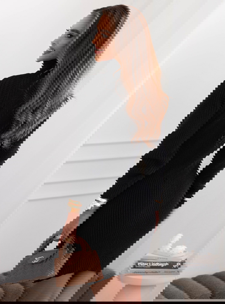 Czarna sukienka swetrowa z golfem...