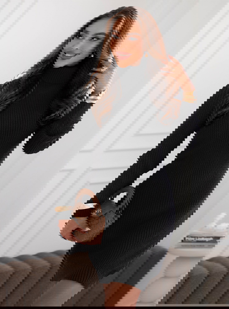 Czarna sukienka swetrowa z golfem...