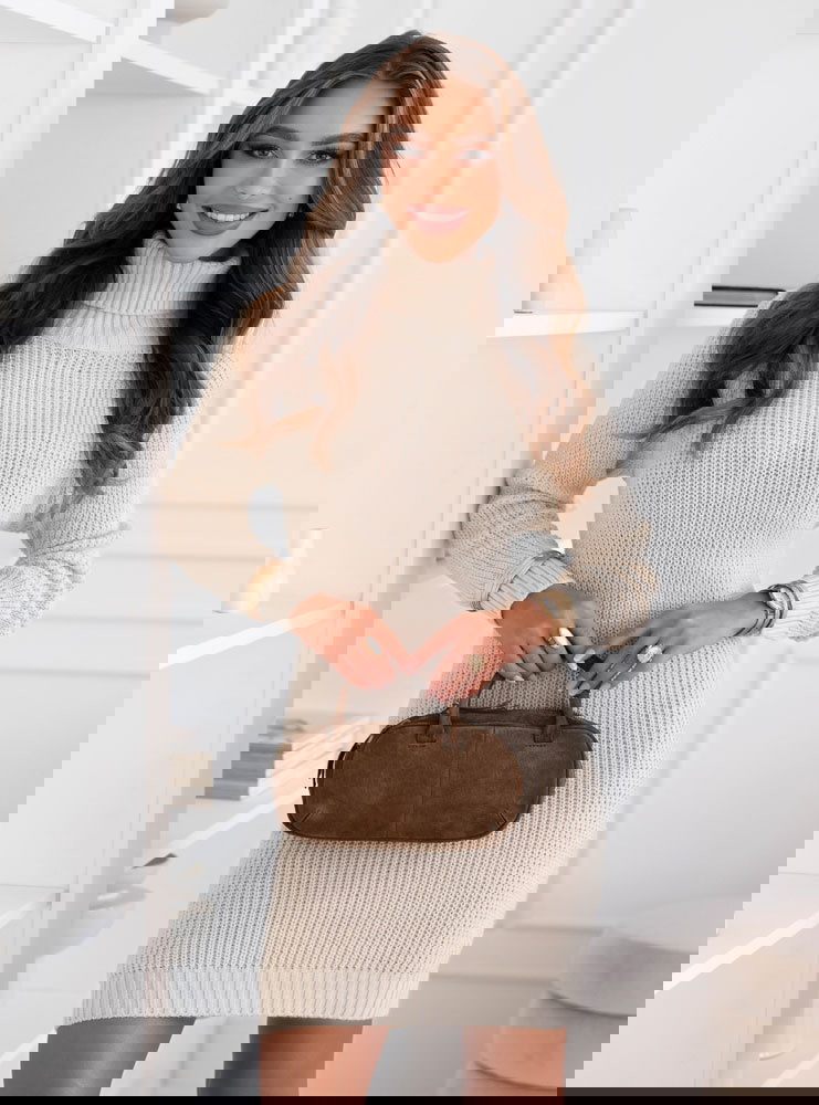 Beżowa sukienka swetrowa z golfem...