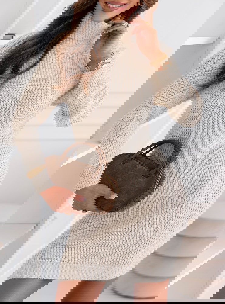 Beżowa sukienka swetrowa z golfem...