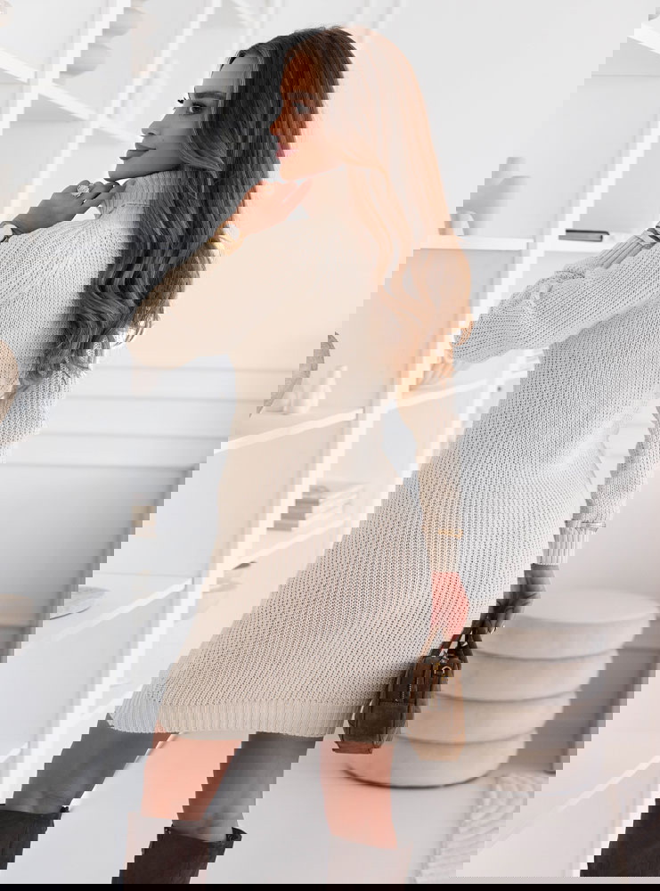 Beżowa sukienka swetrowa z golfem...