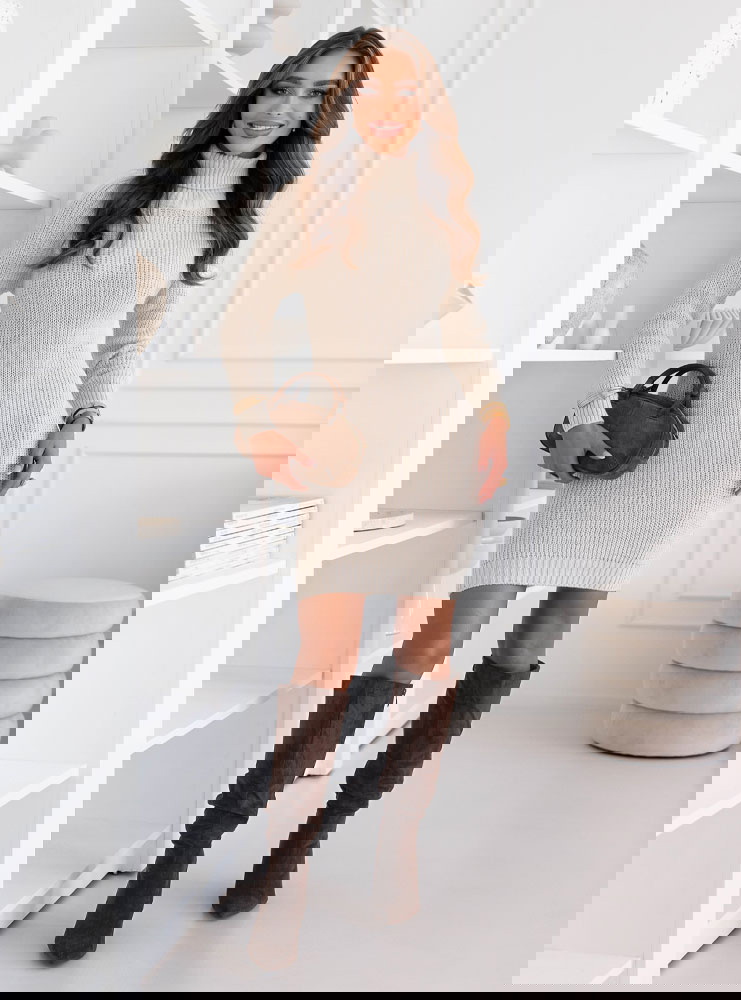 Beżowa sukienka swetrowa z golfem...