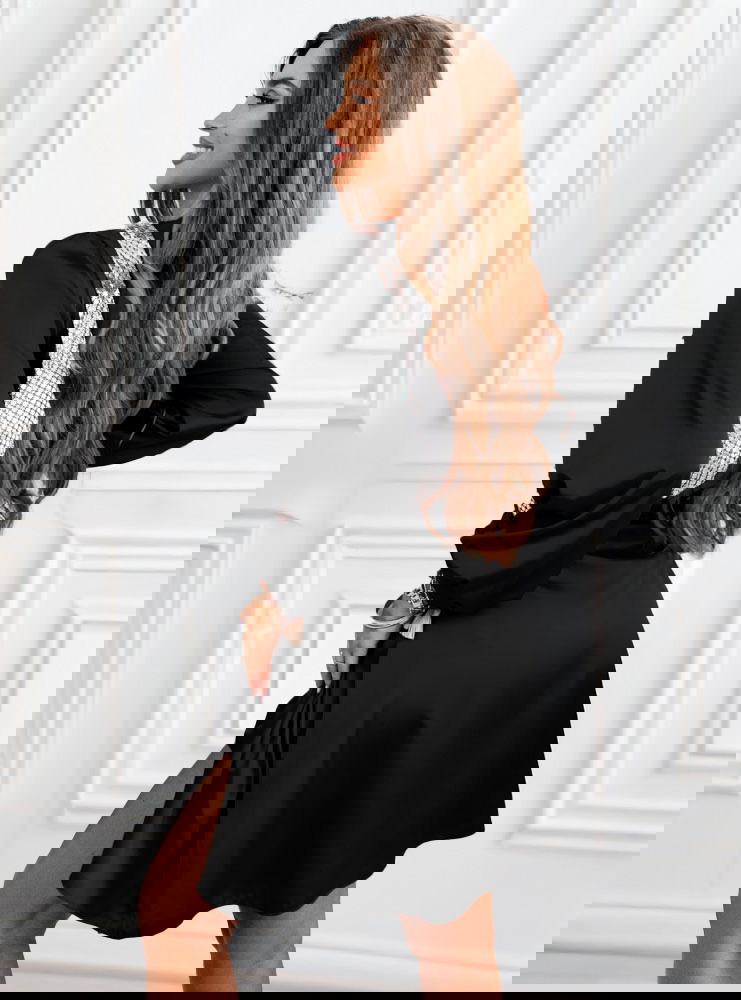 Czarna satynowa sukienka przekładana...