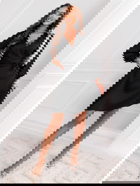 Czarna satynowa sukienka... 2