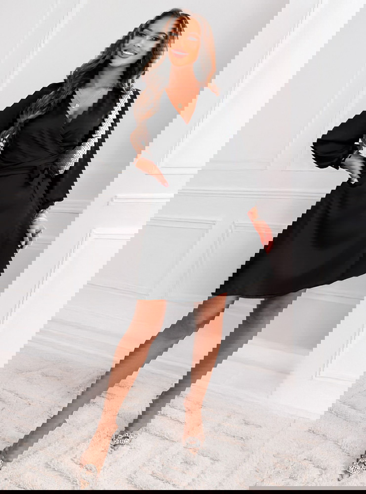 Czarna satynowa sukienka przekładana...