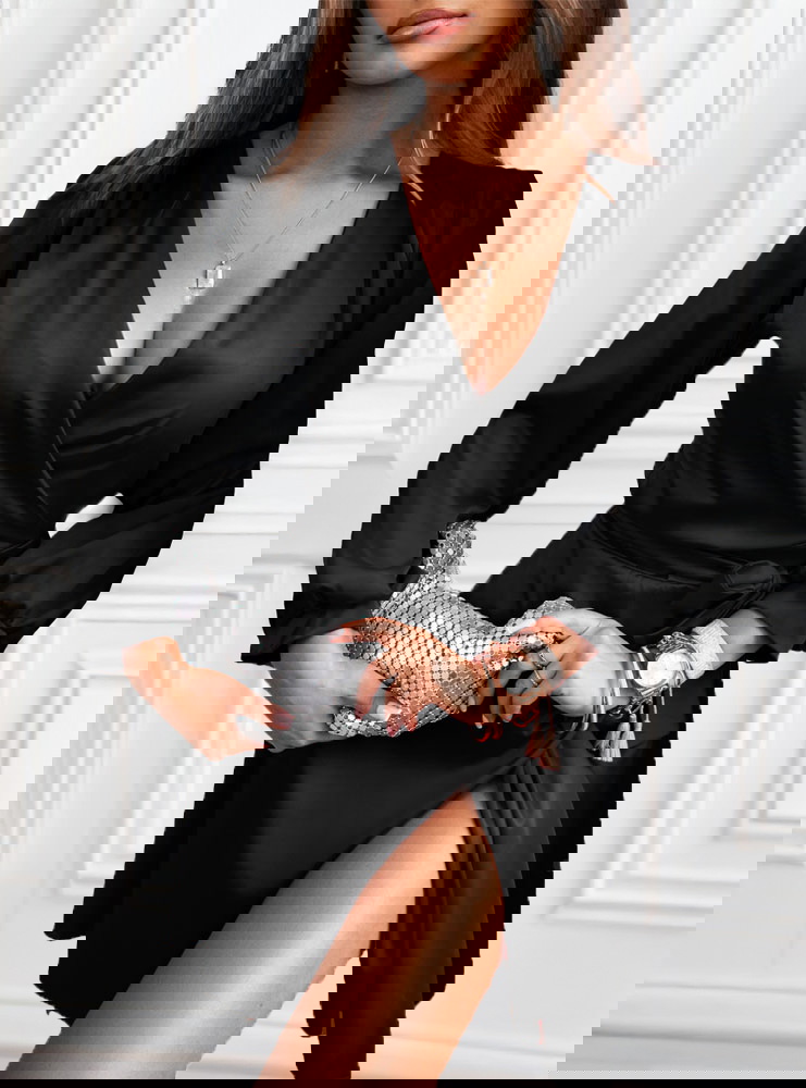 Czarna satynowa sukienka przekładana...