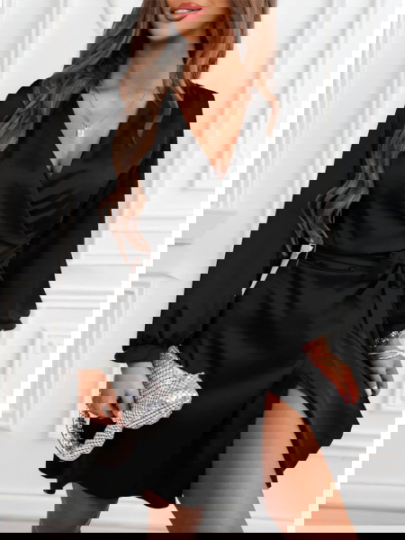 Czarna satynowa sukienka...