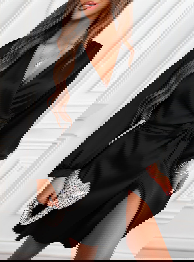 Czarna satynowa sukienka przekładana...