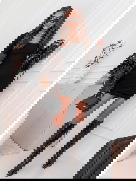 Czarna prążkowana...