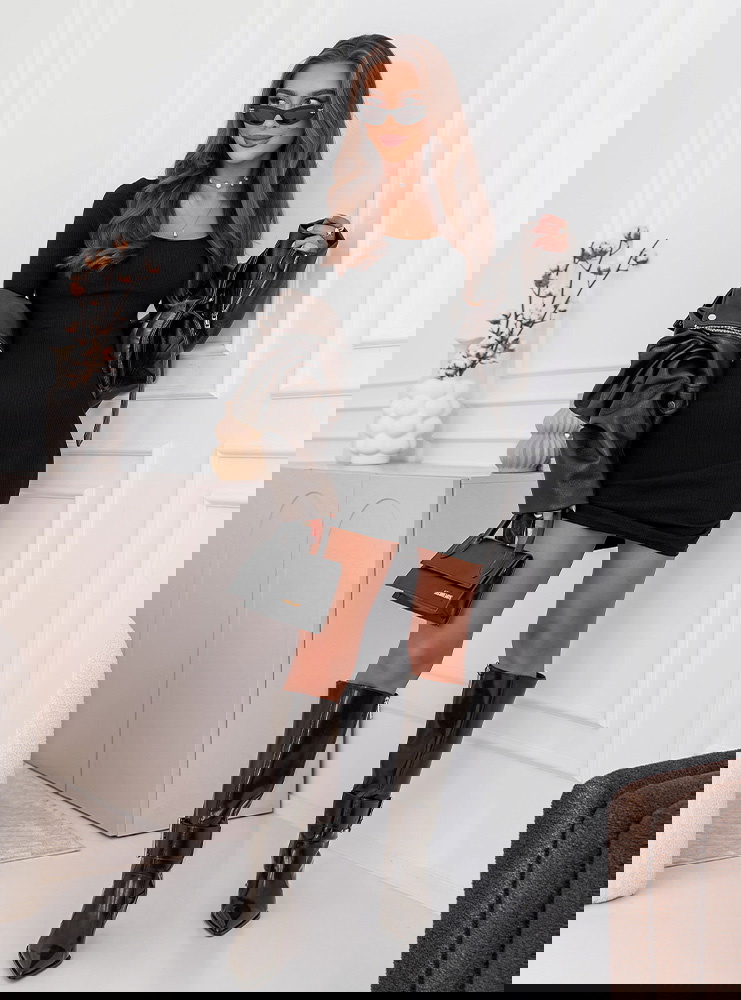 Czarna prążkowana dopasowana sukienka...