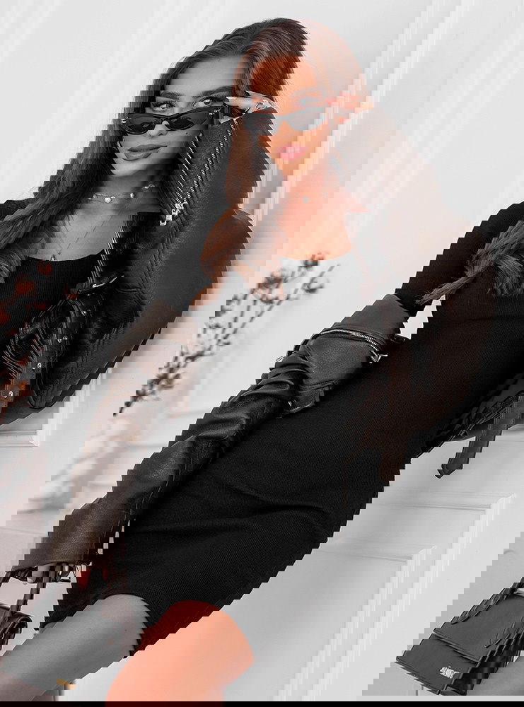 Czarna prążkowana dopasowana sukienka...