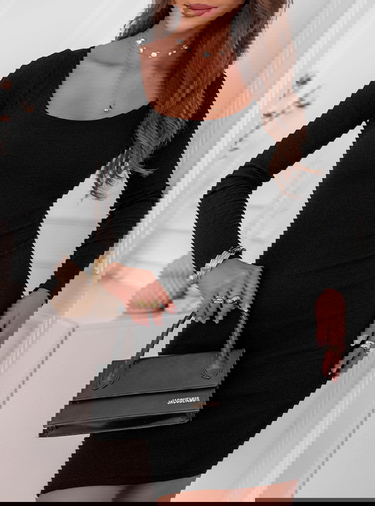 Czarna prążkowana dopasowana sukienka...