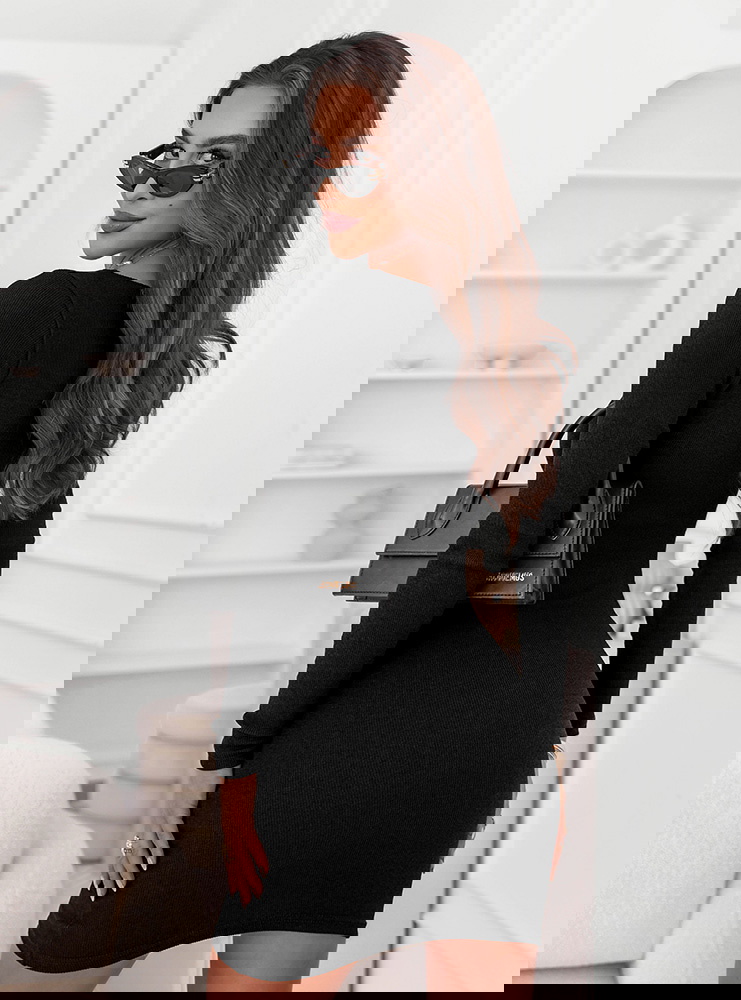 Czarna prążkowana dopasowana sukienka...