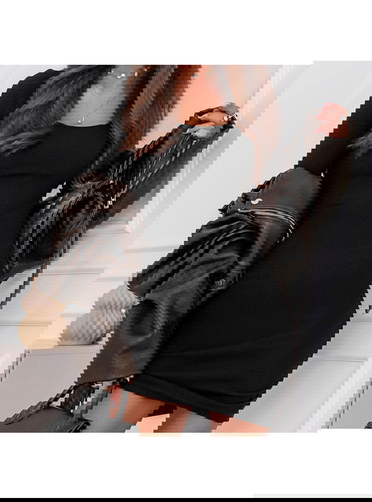 Czarna prążkowana dopasowana sukienka...