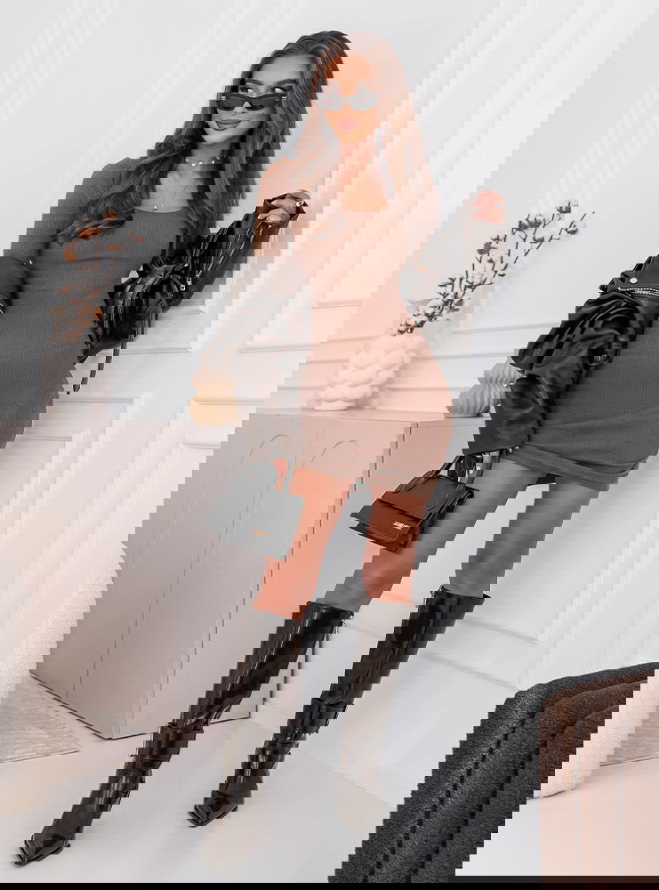 Prążkowana dopasowana sukienka mini...