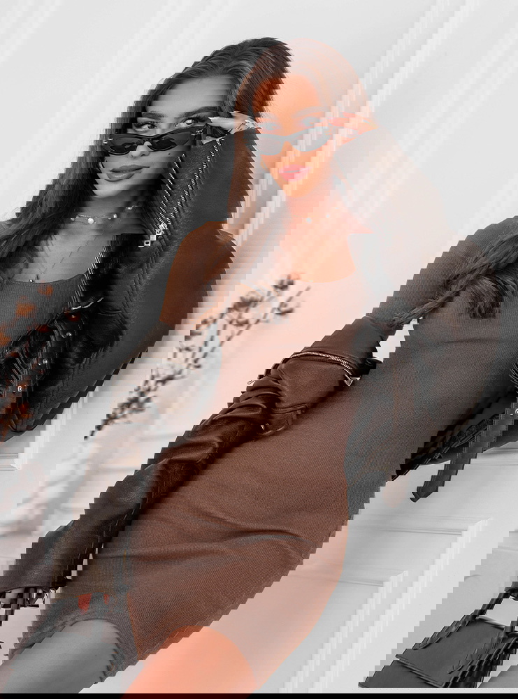 Prążkowana dopasowana sukienka mini...