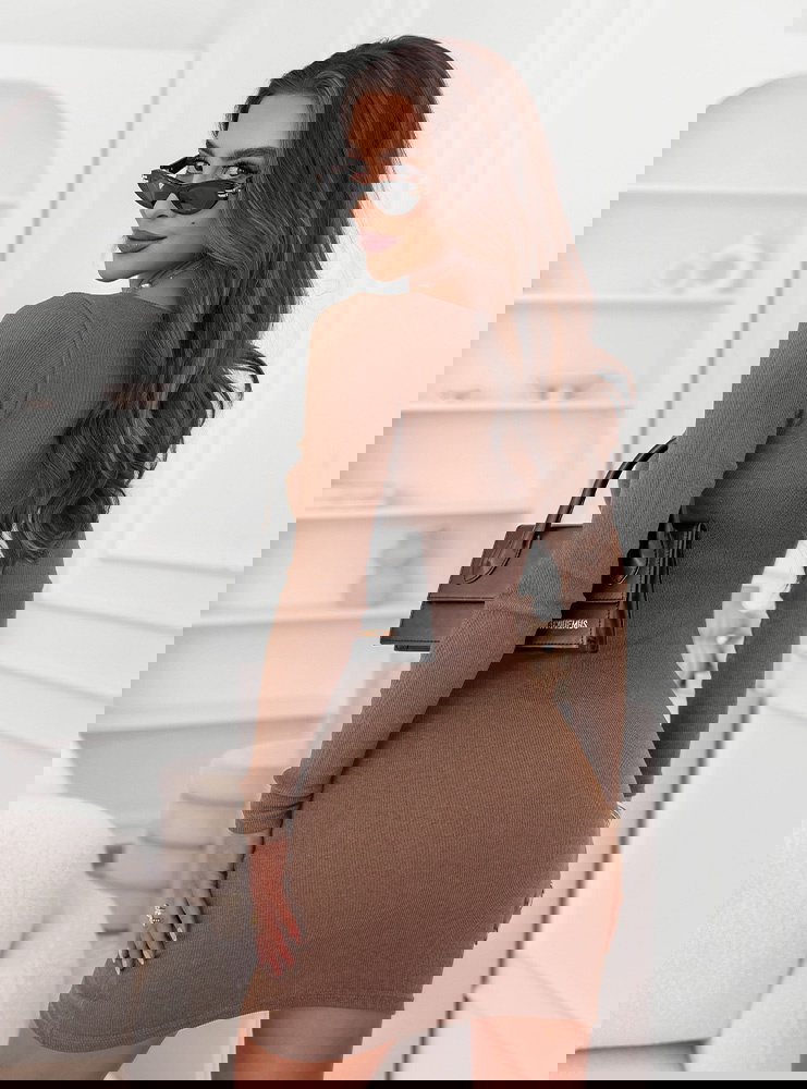 Prążkowana dopasowana sukienka mini...