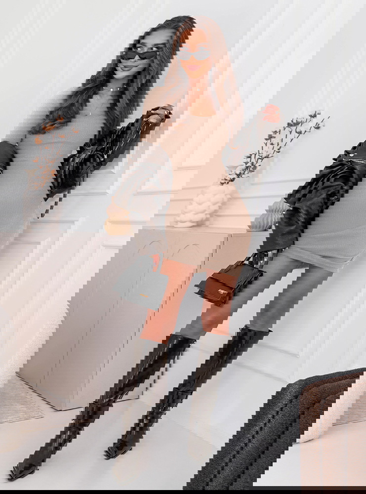 Beżowa prążkowana dopasowana sukienka...