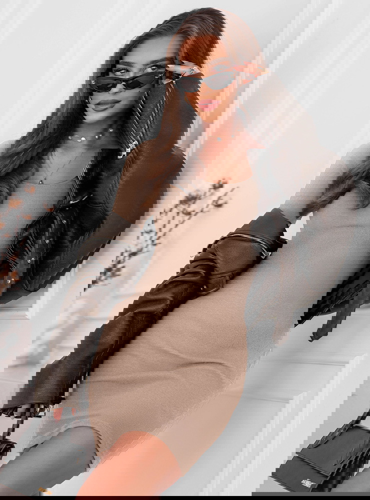 Beżowa prążkowana dopasowana sukienka...