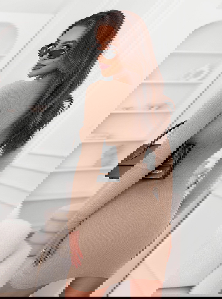 Beżowa prążkowana dopasowana sukienka...