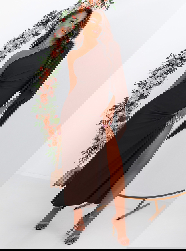 Czekoladowa sukienka na jedno ramię z...