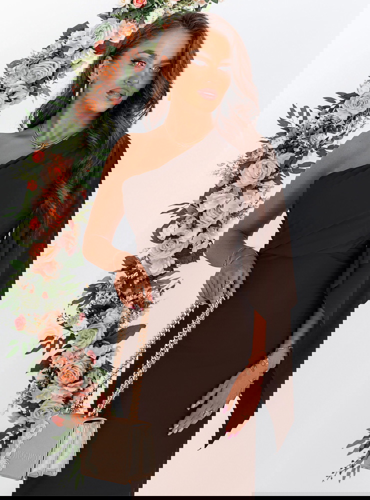 Czekoladowa sukienka na jedno ramię z...