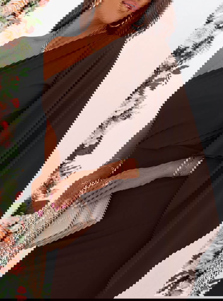 Czekoladowa sukienka na jedno ramię z...