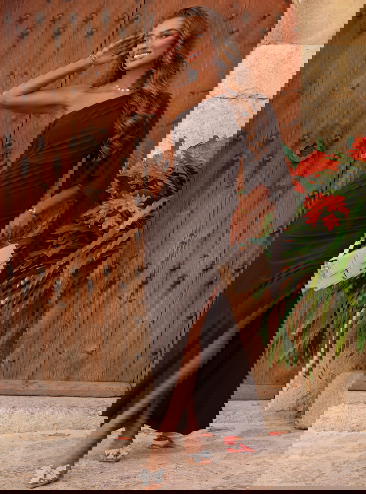 Czekoladowa sukienka na jedno ramię z...