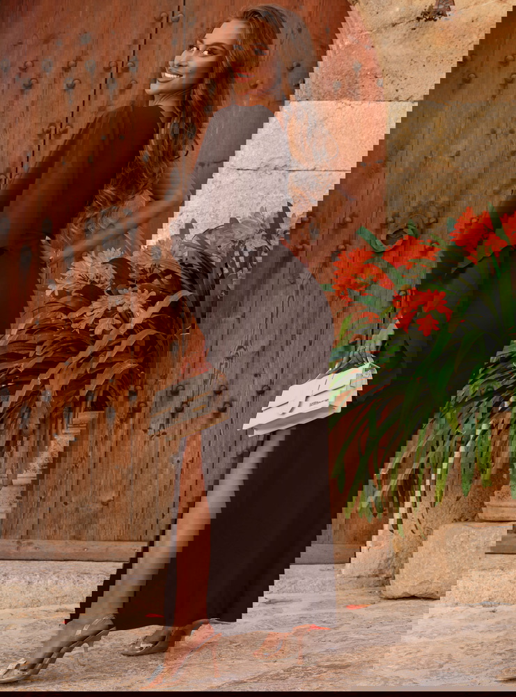 Czekoladowa sukienka na jedno ramię z...