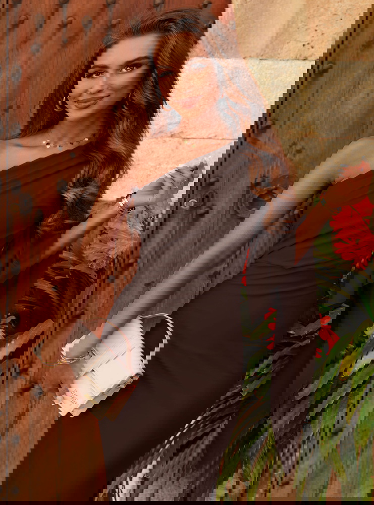 Czekoladowa sukienka na jedno ramię z...