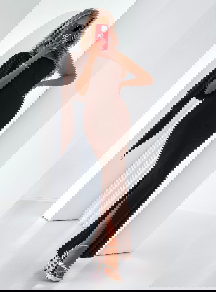 Czekoladowa sukienka na jedno ramię z...