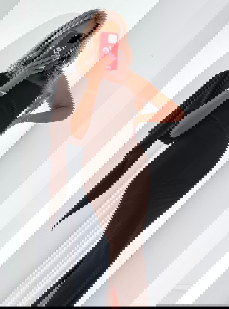 Czekoladowa sukienka na jedno ramię z...