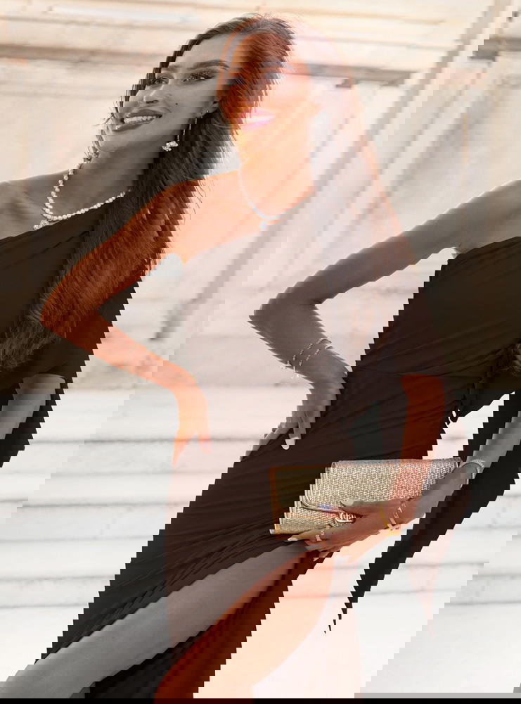 Czekoladowa sukienka na jedno ramię z...