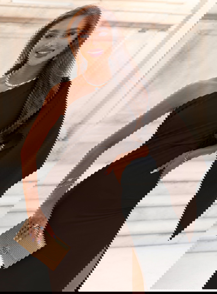 Czekoladowa sukienka na jedno ramię z...