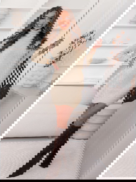 Beżowa sukienka swetrowa z... 2