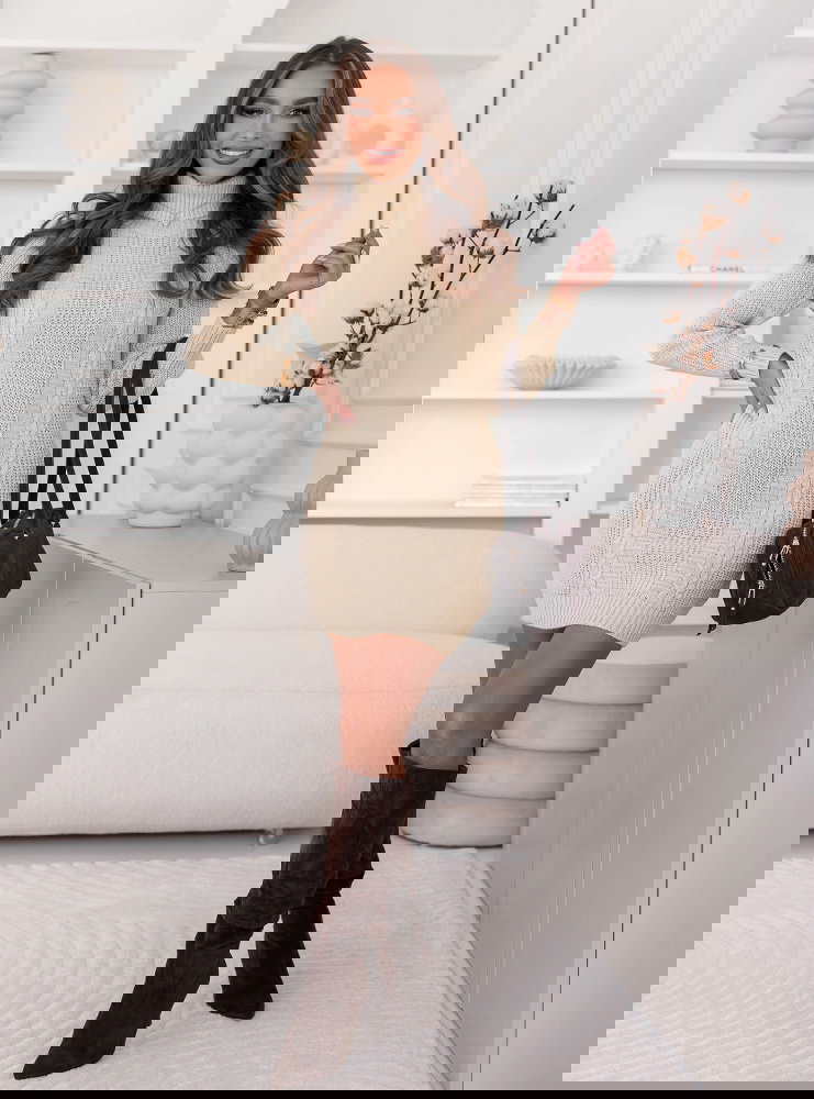 Beżowa sukienka swetrowa z...