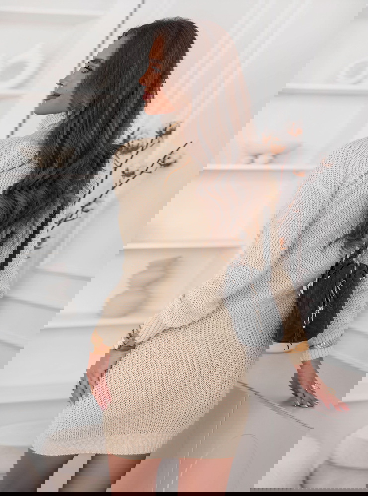 Beżowa sukienka swetrowa z...