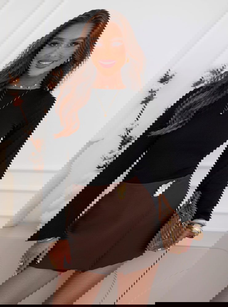 Czarna bluzka w prążek z rozszerzanym...