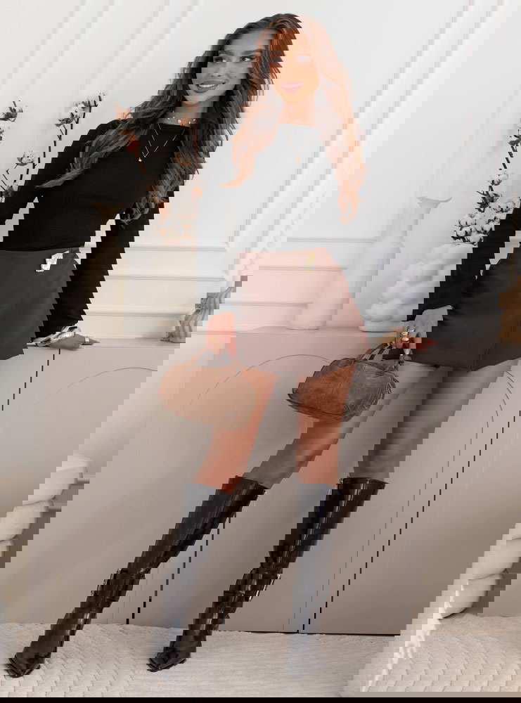 Czarna bluzka w prążek z rozszerzanym...