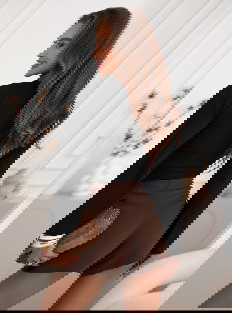 Czarna bluzka w prążek z rozszerzanym...