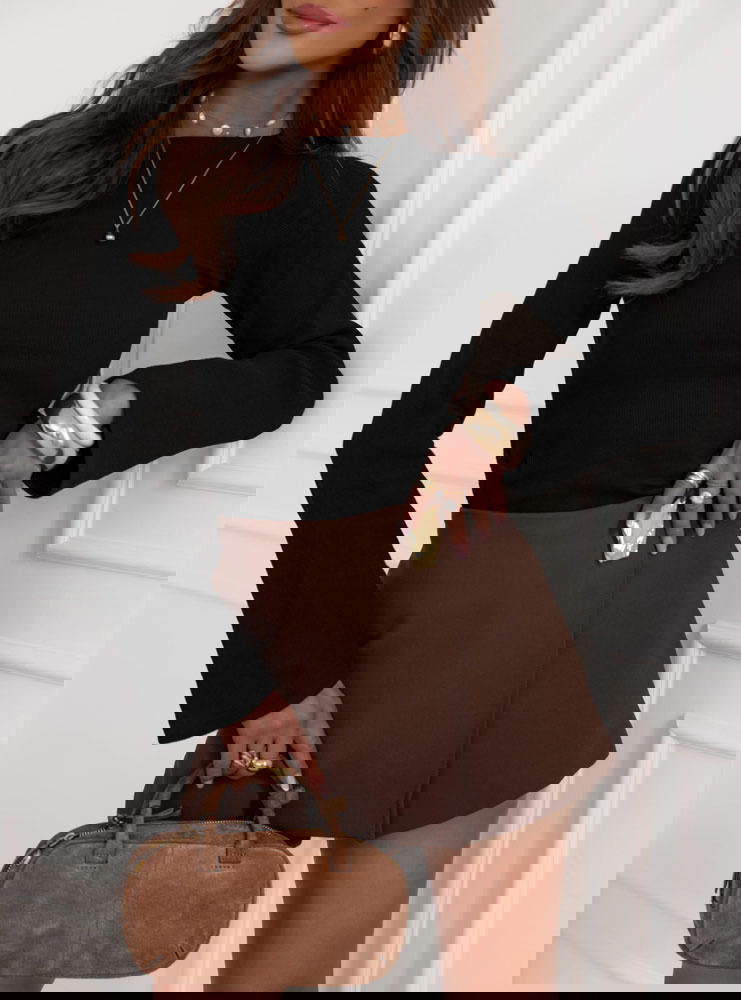 Czarna bluzka w prążek z rozszerzanym...