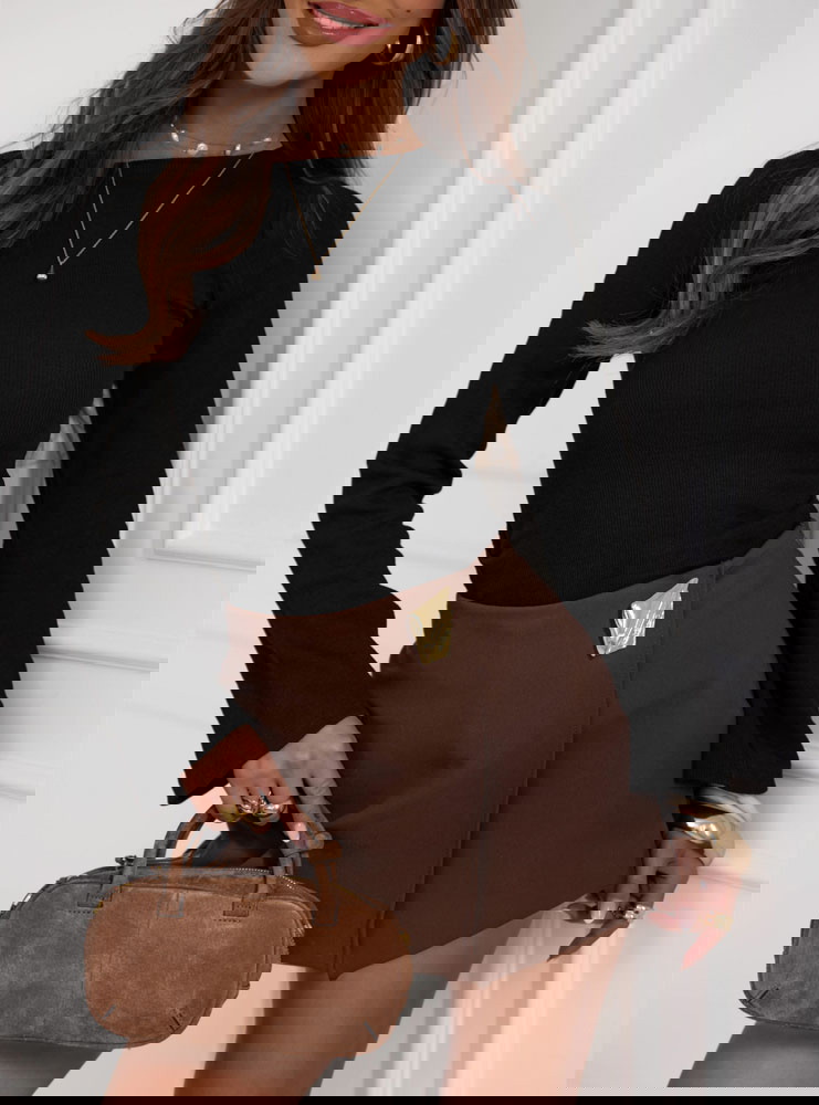 Czarna bluzka w prążek z rozszerzanym...