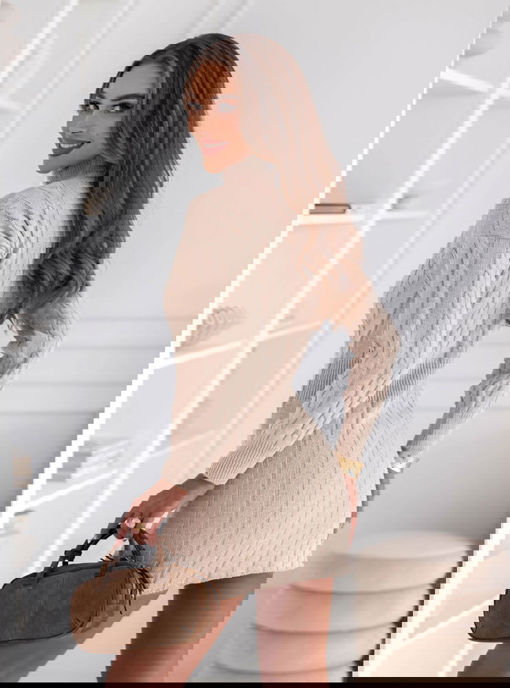 Beżowa sukienka swetrowa z...