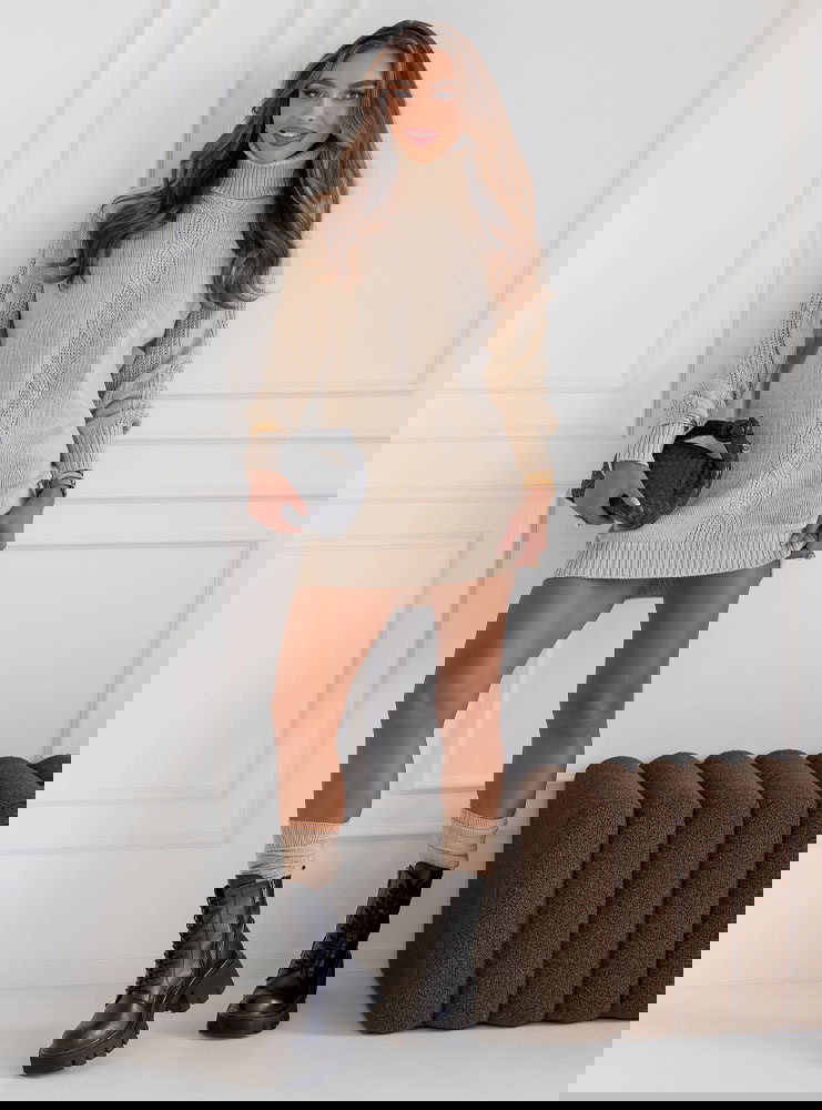 Beżowa sweterkowa sukienka z golfem...