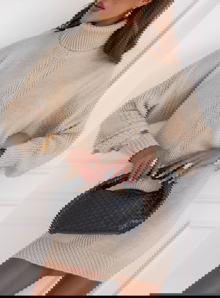 Beżowa sweterkowa sukienka z golfem...