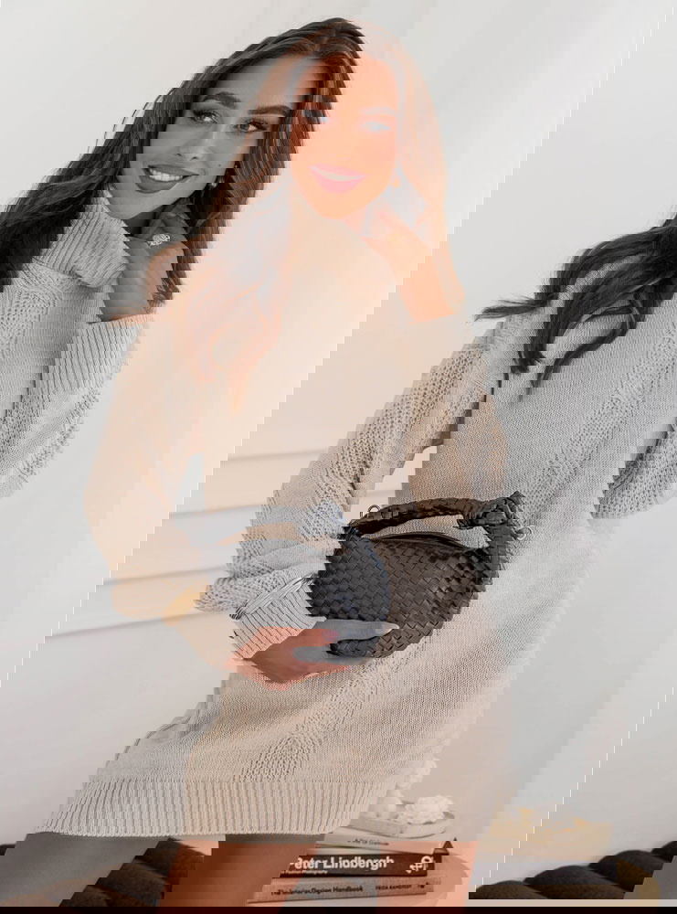 Beżowa sweterkowa sukienka z golfem...