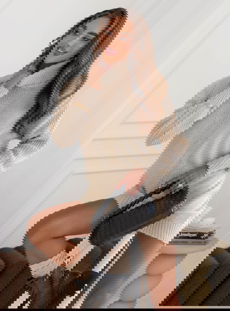 Beżowa sweterkowa sukienka z golfem...