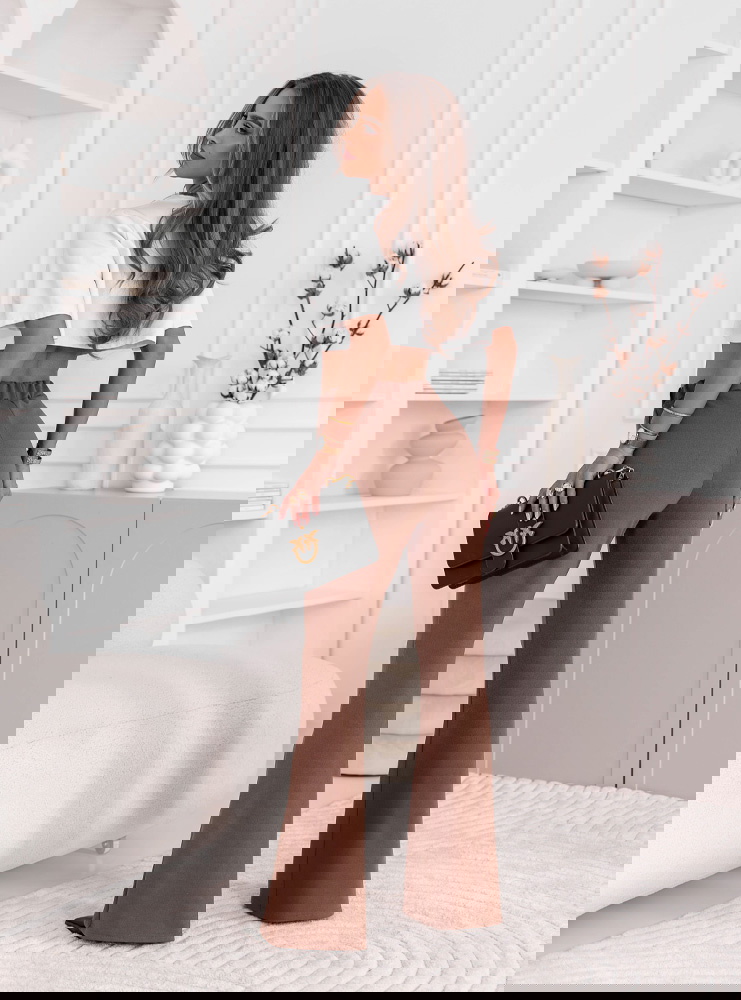 Czekoladowe spodnie z rozszerzanymi...