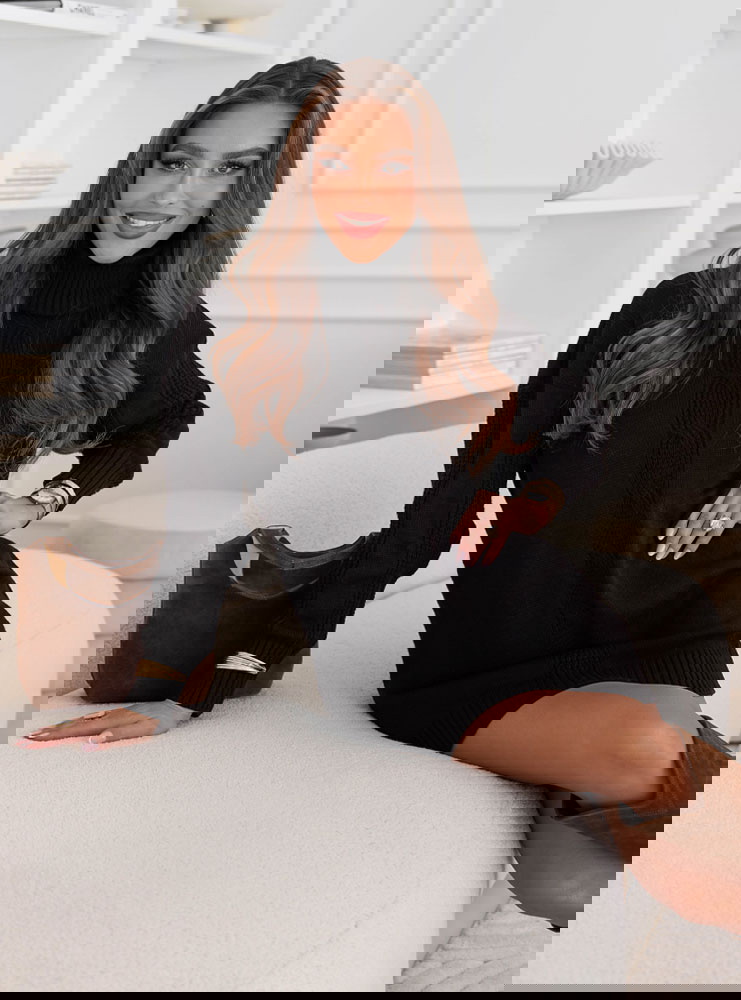 Czarna sweterkowa sukienka z golfem...