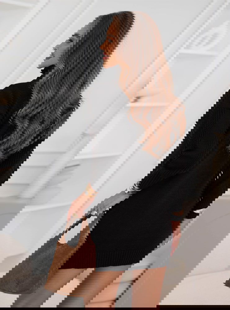 Czarna sweterkowa sukienka z golfem...